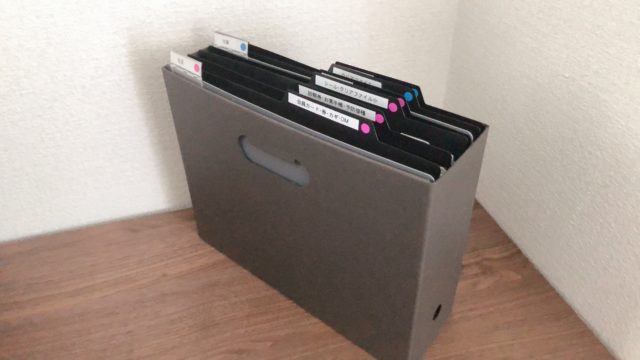 テプラと丸シールで作るラベル